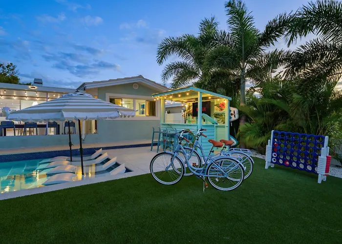 Waterfront Walk To Pool Kayaks Bikes Holiday home *