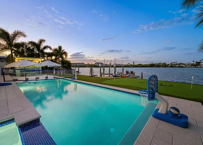 Holiday home Waterfront Walk To Pool Kayaks Bikes